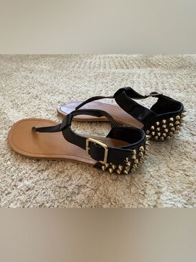 Wild Pair brand women’s black t-strap flat sandals with gold stud accents sz 7